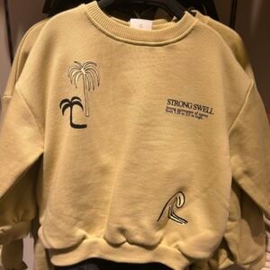Sudadera amarilla Strong Swell para niño: sudadera de cuello redondo con estampado de palmeras y estilo surfero sobre fondo blanco.
