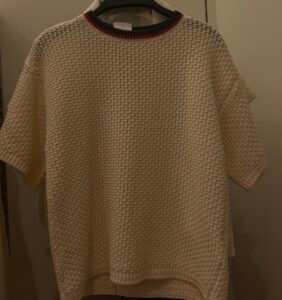 Jersey de punto calado color crema con detalle rojo y azul en el cuello Shine Baby