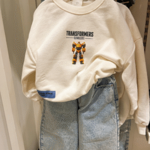 Sudadera Transformers Bumblebee: sudadera de cuello redondo color blanco hueso con estampado de personaje y pantalones de mezclilla infantiles.